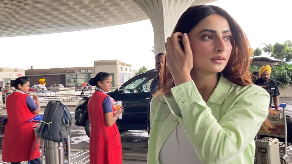 palak-tiwari-was-spotted-at-the-airport-showcasing-her-chic-and-trendy-travel-style